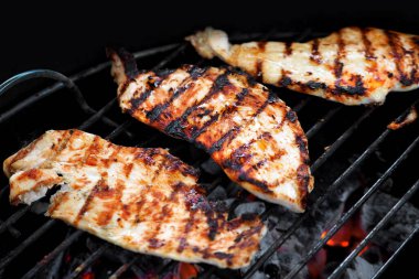 Izgarada kızarmış tavuk fileto. Makro atış. Bulanık arkaplan.