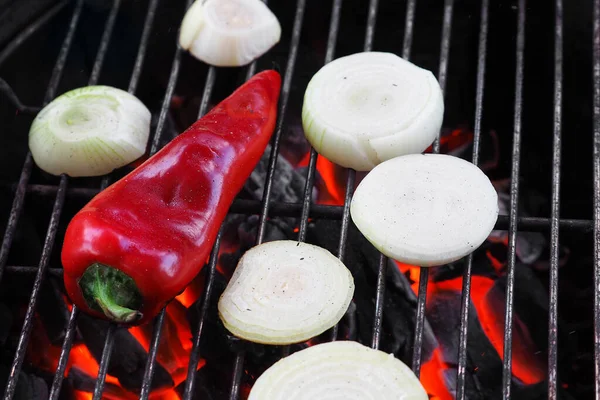 Ψητό Κόκκινο Πιπέρι Και Κρεμμύδι Λαχανικά Ψήνονται Στη Φωτιά Αποεστιασμένο — Φωτογραφία Αρχείου