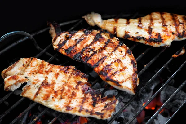 Izgarada kızarmış tavuk fileto. Makro atış. Bulanık arkaplan.