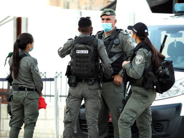 İsrail Sınır Polisi Magav COVID-19 Coronavirus 'a karşı koruyucu yüz maskeleri takıyor. Kudüs 'teki Batı Duvarı.