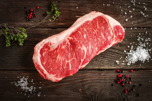 Syrové Gazy Bedra Steak Bílém Pozadí Dřeva Rustikálním Stylu Solí — Stock fotografie