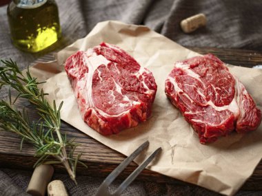 Ham chuck rulo ile baharat biftek premium sığır ahşap masa, rustik çözüm