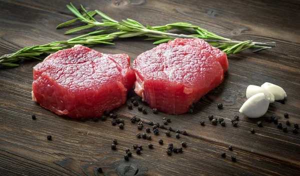 Deux Steaks Crus Filet Bœuf Ail Poivre Sur Table Bois — Photo