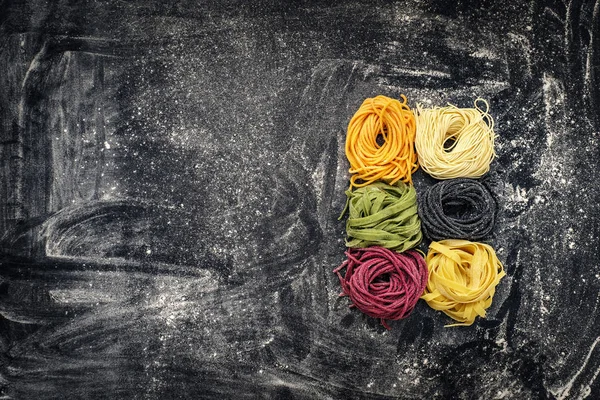 Raw Colored Vegetables Pasta Black Top View — Stock Photo, Image