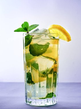 Soğuk gri bir arka plan üzerine bir bardak limonata yaz yenileme