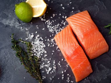 buz ve otlar taş zemin üzerine taze Çiğ somon fileto