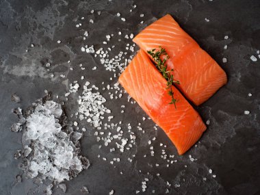 buz ve otlar taş zemin üzerine taze Çiğ somon fileto