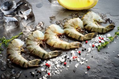 Gri taş limonlu çiğ kaplan karides