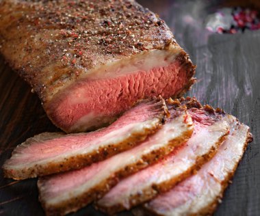 sığır eti üzerinden ev yapımı pastırmalı bir ahşap tahta üzerinde parçalar halinde kesilmiş