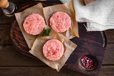 Ev yapımı tavuk pirzola gemide masa mutfak