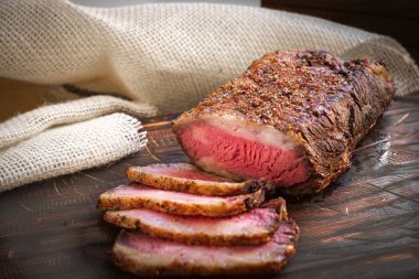 Ev yapımı pastırma Dana füme döş ahşap bir gemide