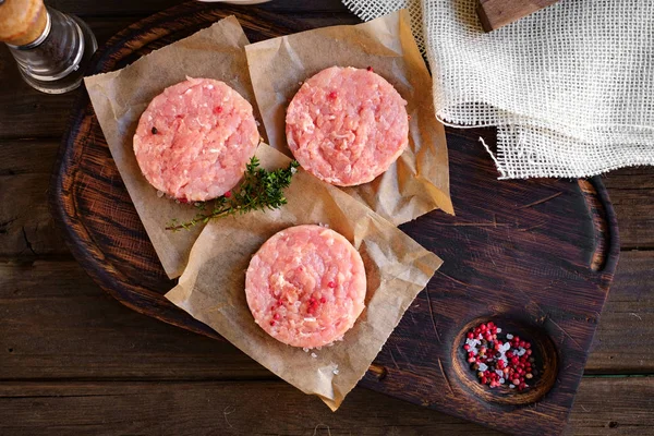 Ev yapımı tavuk pirzola gemide masa mutfak