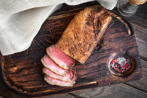 Carne Pastrami Caseira Uma Mesa Madeira Vista Superior Peito Fumado — Fotografia de Stock