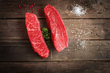 Ahşap arka plan üzerinde ham Denver biftek