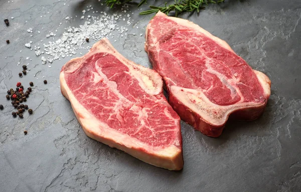 Top Blade Steak trocken gereift auf Steinhintergrund — Stockfoto
