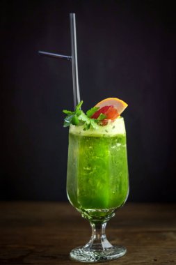 Bir cam sebze yeşil smoothies