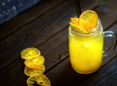 Portakal ve tutku meyve ahşap backg ev yapımı limonata