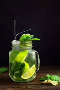Mojito koyu arka plan üzerinde cam kavanozda