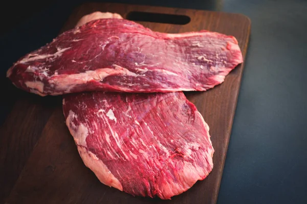 RAW πλευρό μπριζόλα βοείου κρέατος σε ένα ξύλινο ταμπλό με — Φωτογραφία Αρχείου