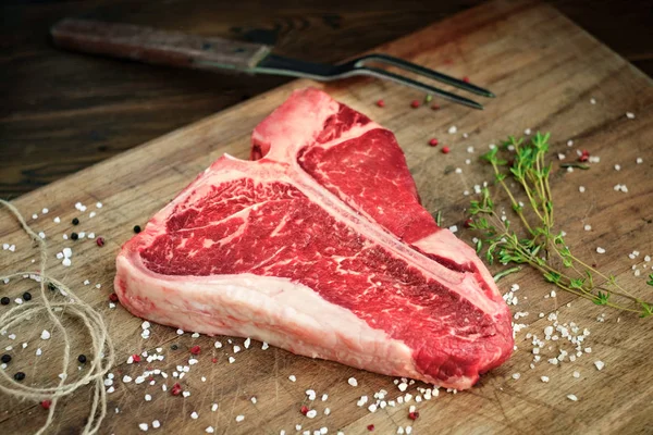 Nyers t csont steak, fából készült tábla rusztikus stílus — Stock Fotó