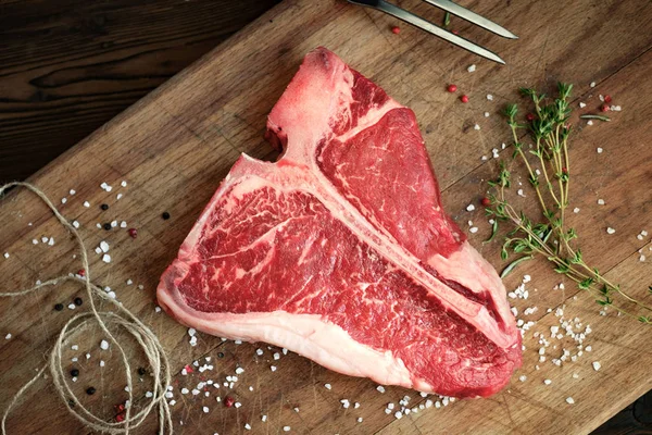 Syrové t bone steak na dřevěné desce rustikálním stylu — Stock fotografie