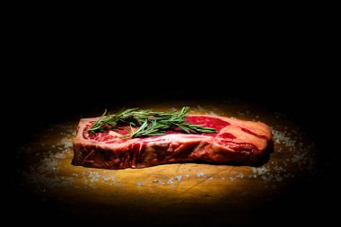 Kuru-karanlığa aged taze New-York biftek