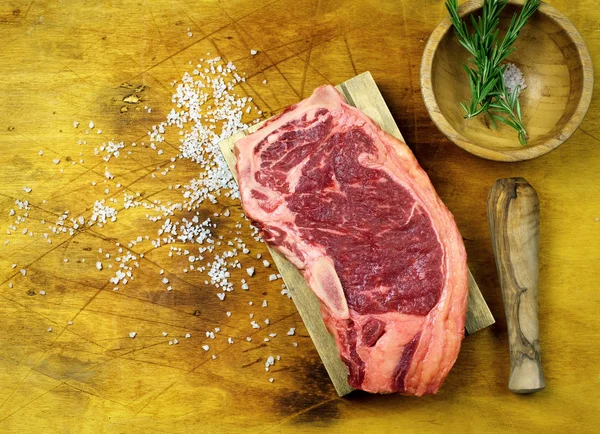 新鮮な牛肉サーロイン ステーキの熟成 — ストック写真