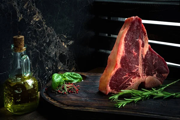 Taze T-bone biftek otlar ile — Stok fotoğraf