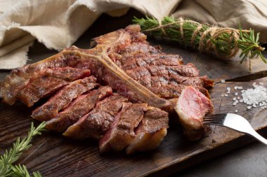 porterhouse biftek ızgara ahşap Kurulu bir parça dilimlenmiş