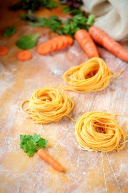 havuç ile taze spagetti makarna yuvaları