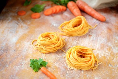 havuç ile taze spagetti makarna yuvaları
