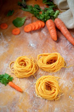 havuç ile taze spagetti makarna yuvaları