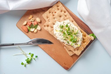 Krem Peynir ve taze otlar ile Crispbread