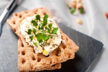 Krem Peynir ve taze otlar ile Crispbread