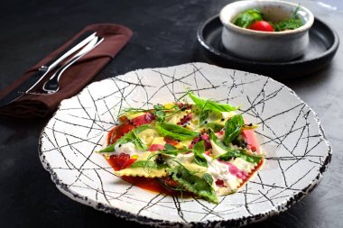 Ispanak ve domates ile renkli ravioli makarna