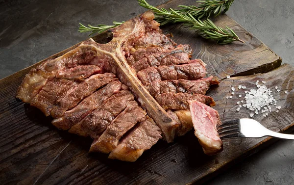 Porterhouse steak grillezett szeletelt egy darab fa Board — Stock Fotó