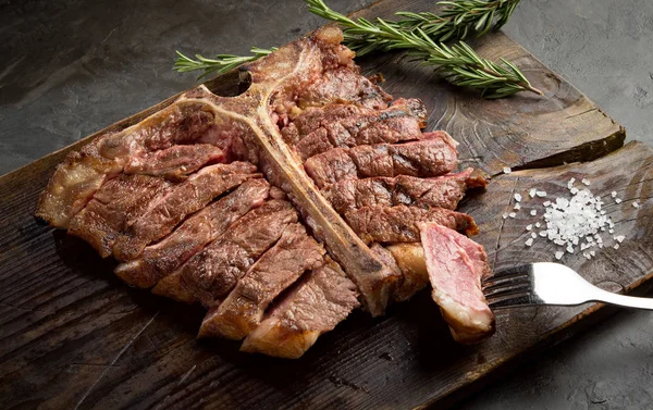 porterhouse biftek ızgara ahşap Kurulu bir parça dilimlenmiş