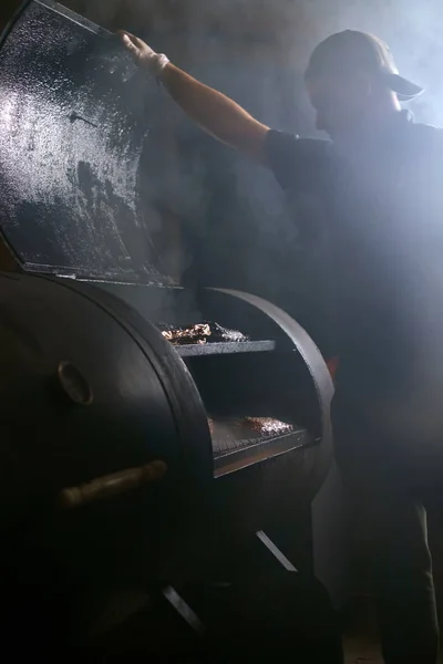Teksas smokin barbeküsü. Pişirme füme kaburga ve göğüs eti
