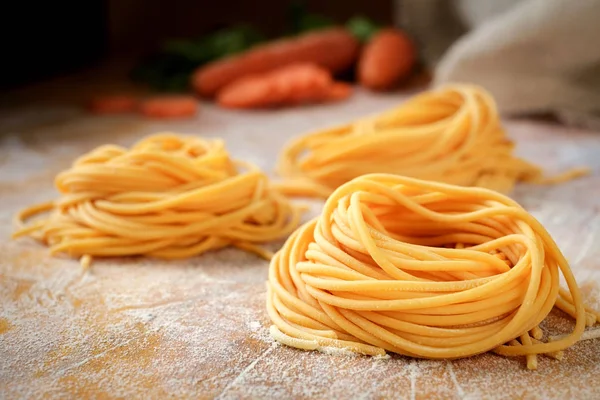 Fresh spaghetti nests with carrots — Stock Photo, Image