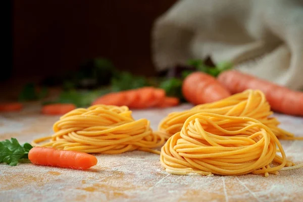 havuç ile taze spagetti makarna yuvaları