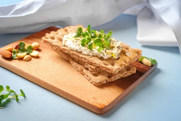 Crispbread z serem śmietanowym i świeżymi ziołami — Zdjęcie stockowe