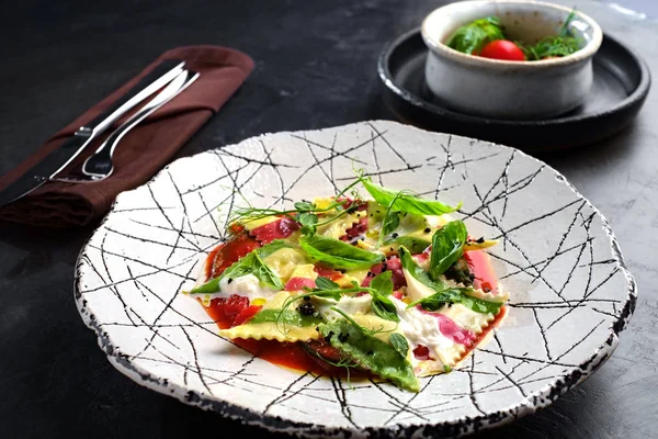 Ispanak ve domates ile renkli ravioli makarna