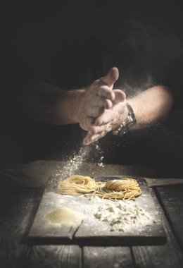 Şef erkekler masaya un sıçraması ile eller