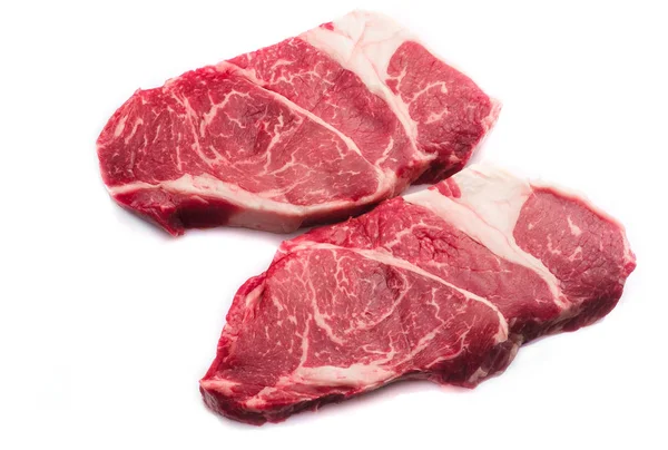 Dua daging sapi mentah Chuck steak terisolasi pada latar belakang putih — Stok Foto