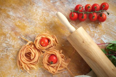 Ev yapımı tagliatelle yuvaları masada pişmiş değil 