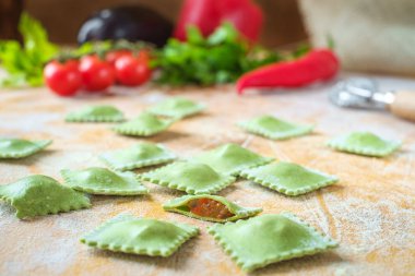 ahşap üzerinde ıspanak ve sebze ile ham yeşil ev yapımı ravioli 