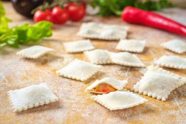 sebze ve domates ile un ham renkli ravioli ravioli