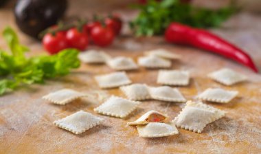 sebze ve domates ile un ham renkli ravioli ravioli