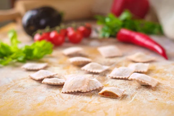 Ravioli crudi colorati in farina con verdure e pomodoro — Foto Stock