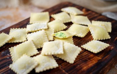 Mutfak masasında taze ev yapımı ravioli hazırlama